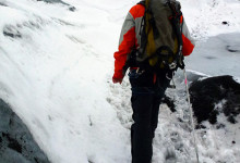 Guiden visar vägen på glaciären Sólheimajökull, Island