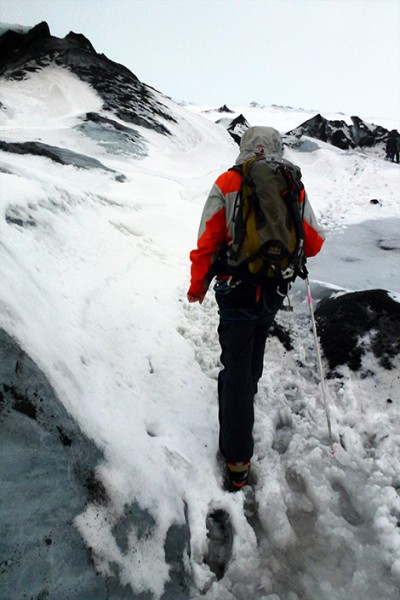 Guiden visar vägen på glaciären Sólheimajökull, Island