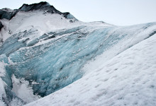 Is över vulkansten på Glaciären Sólheimajökull, Island