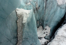 Blåtonad is på glaciären Sólheimajökull, Island