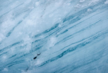 Lager av pressad is på glaciären Sólheimajökull, Island