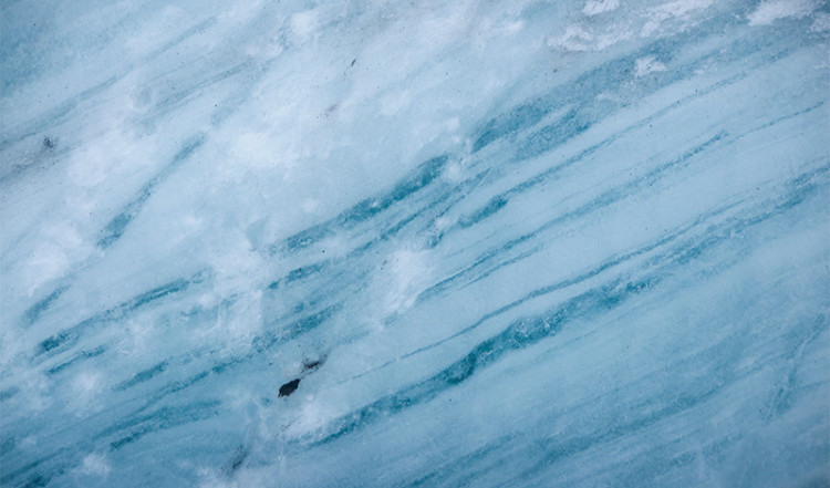Lager av pressad is på glaciären Sólheimajökull, Island