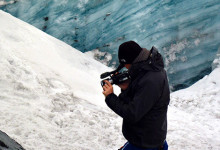 Lasse filmar på glaciären Sólheimajökull, Island