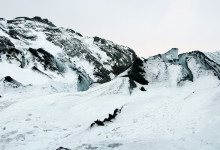 Istäckta bergstoppar på Sólheimajökull, Island