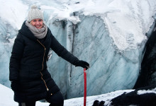 Anki med isyxa vid glaciären på Sólheimajökull, Island