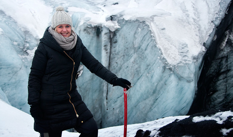 Anki med isyxa vid glaciären på Sólheimajökull, Island