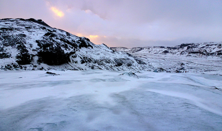 Vintersolen färgar himlen Sólheimajökull, Island