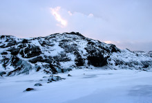 Det börjar skymma vid Sólheimajökull, Island