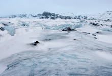 Vyer i vitt och blått från isen mot toppen av Sólheimajökull, Island
