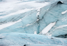 Glacäris av pressade lager av is och snö på Sólheimajökull, Island