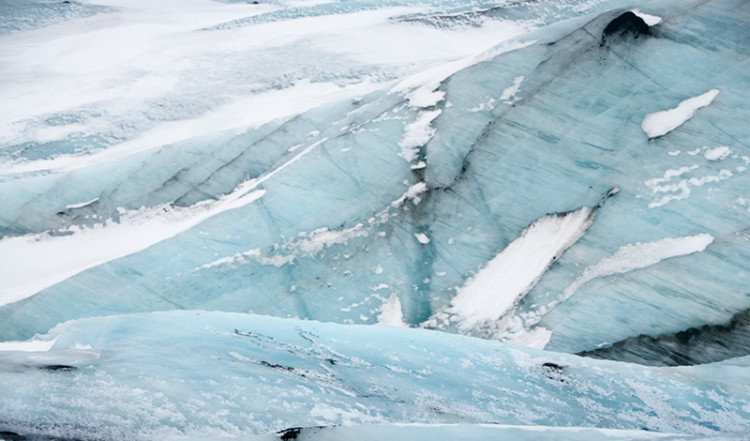 Glacäris av pressade lager av is och snö på Sólheimajökull, Island