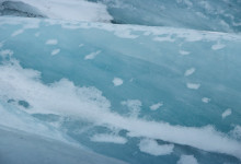 Blå is på glaciären Sólheimajökull, Island