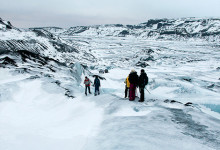 Vandring nedför glaciärtungan på Sólheimajökull, Island