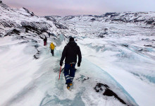 Lasse på väg nedför glaciärtungan vid Sólheimajökull, Island