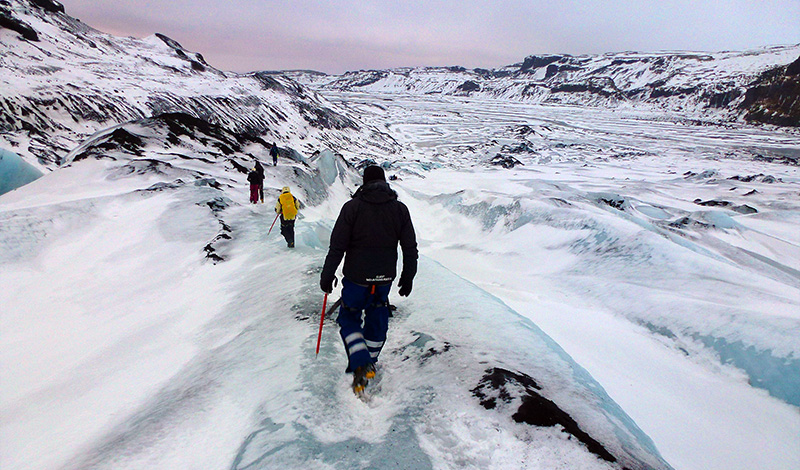 Lasse på väg nedför glaciärtungan vid Sólheimajökull, Island
