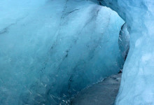 Isgrotta på glaciären vid Sólheimajökull, Island
