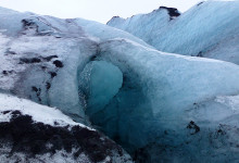Isgrotta på glaciären vid Sólheimajökull, Island