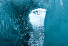 Isgrotta på glaciären vid Sólheimajökull, Island