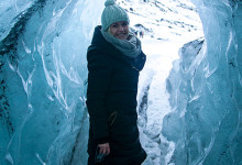 Anki i isgrotta på glaciären vid Sólheimajökull, Island