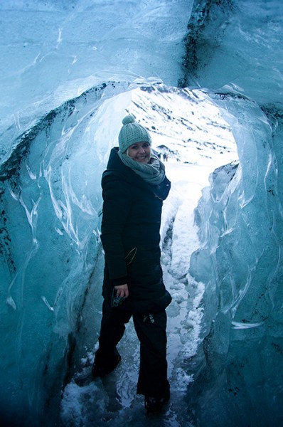 Anki i isgrotta på glaciären vid Sólheimajökull, Island