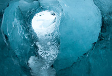 Vacker isgrotta på glaciären vid Sólheimajökull, Island