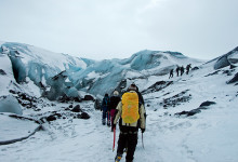 På vandring uppe på glaciären vid Sólheimajökull, Island