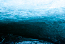 Tak i en stor isgrotta på glaciären vid Sólheimajökull, Island