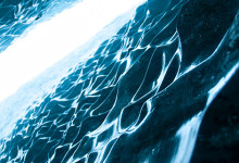 Vägg i isgrotta på Sólheimajökull glaciär, Island