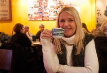 Anki fikar på Kaffitar, Reykjavik Island