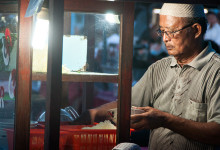 Man vid marknadsstånd på Sanur Market, Bali
