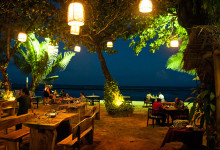 Mysig strandrestaurang på Sanur strand på kvällen, Bali