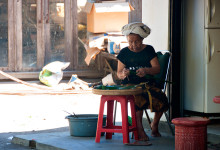 Kvinna jobbar i södra Sanur, Bali