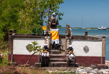 Ett litet tempel vid södra änden av Sanur strandpromenad, Bali