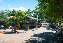 Marknasstånd för Balineser vid Sanur strandpromenad, Bali