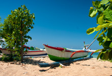 Båtar uppdragna på stranden vid Sanur strandpromenad, Bali