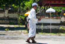 Präst på väg in till tempel utmed Sanur strandpromenad, Bali