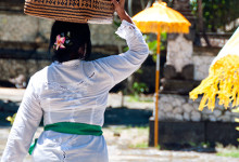 Kvinna på väg till tempel utmed Sanur strandpromenad, Bali