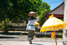 Kvinna vid tempel utmed Sanur strandpromenad, Bali