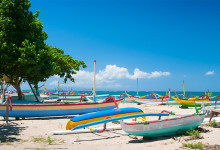 Massor av färgglada båtar på Sanur strand, Bali