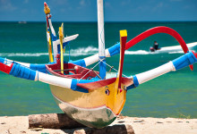 Färgglad båt på Sanur strand, Bali