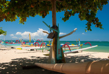 Rader av typsika båtar på Sanur strand, Bali