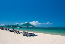 Rader av parasoll vid en fin del av Sanur strand, Bali