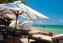Sköna solstolar och soffor vid Puri Santrian Beach, Sanur Bali