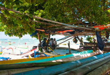 En grupp fiskare tar paus på Sanur strandpromenad, Bali