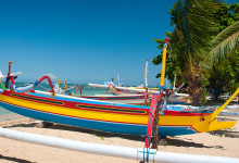 Färgglada båtar vid Sanur strandpromenad, Bali