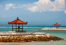 Pir längs Sanur strandpromenad, Bali