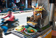 Offergåva längs gata i Sanur, Bali