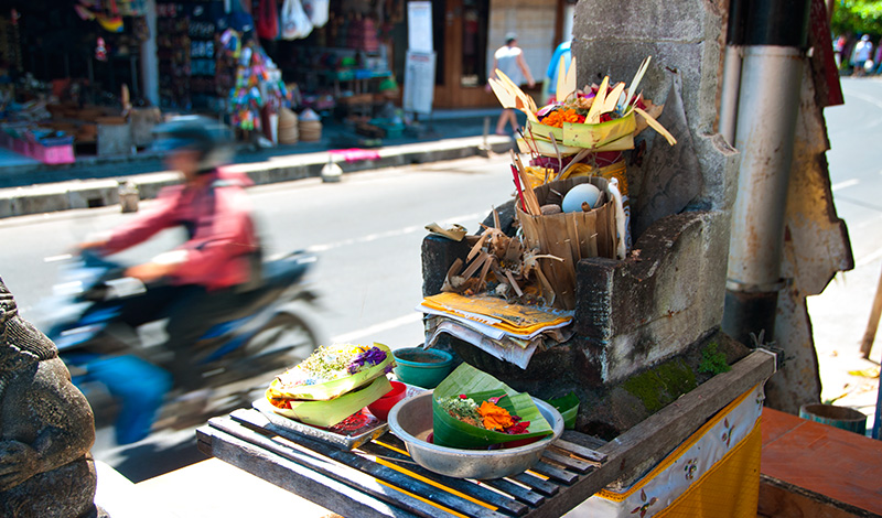 Offergåva längs gata i Sanur, Bali
