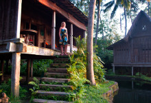 Anki blickar ut från Padi House, Bambu Indah Ubud