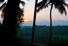 Solen försvinner vid horisonten, Bambu Indah Ubud